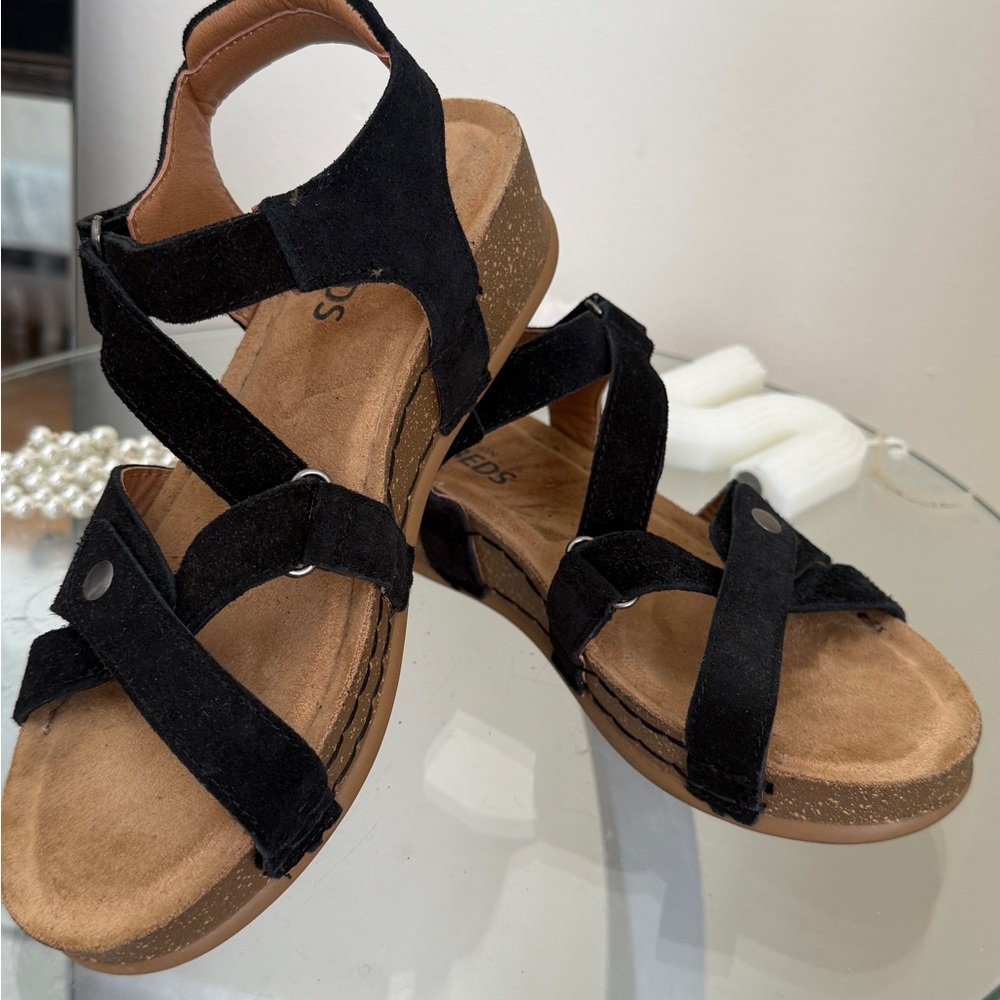 Black Strappy Sandals Suide